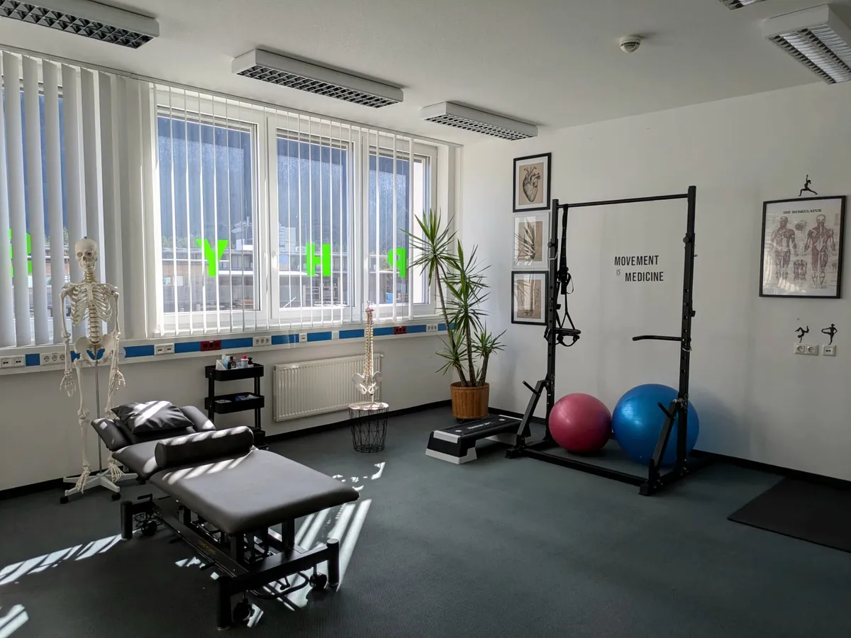 Behandlungs- und Trainingsraum der Praxis BewegungsKern im Gewerbegebiet Höfen